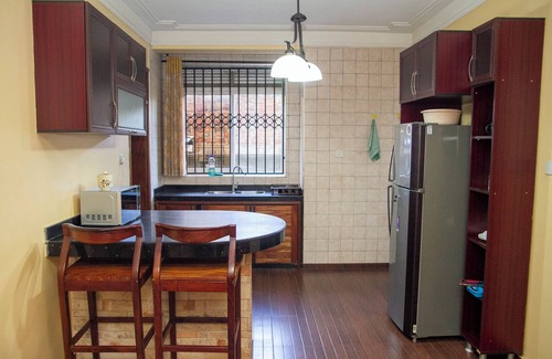 Kampala Apartment | Tropical Serenity Munyonyo-2 Mins to Speke Resort