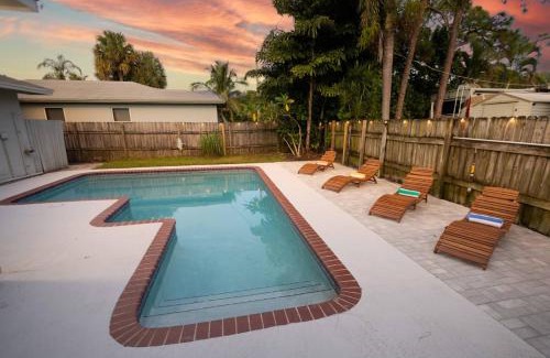 Boynton Beach Villa | Tropical Spa Escape Sauna Pool Hot tub Firepit BBQ