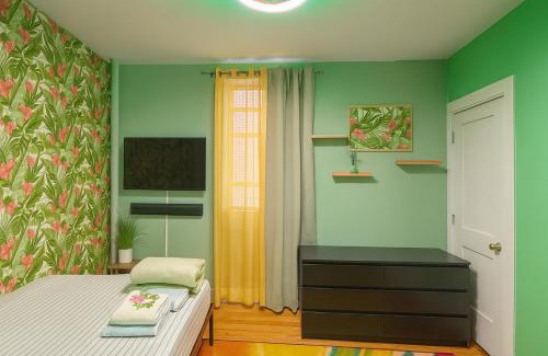 Harlem Apartment | Tropical style room