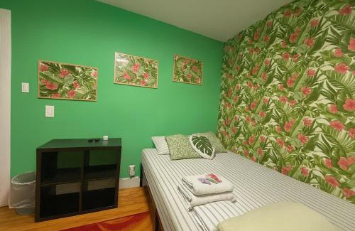 Harlem Apartment | Tropical style room