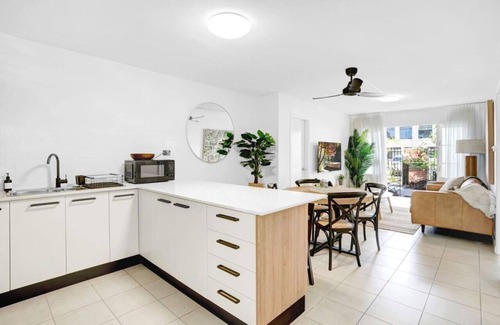 Parramatta Park Apartment | Tropical Terraces - Modern Coastal Retreat Near the Heart of Cairns