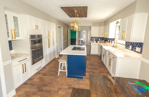 Thomas Drive House | Tropical vibes, Heated Pool, Game Room, Mini Golf, Tiki Hut