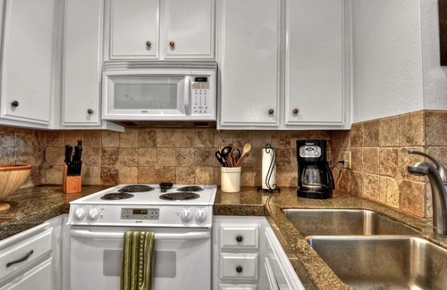 Oceanside Condo | Tropical Water View at North Coast Village C200
