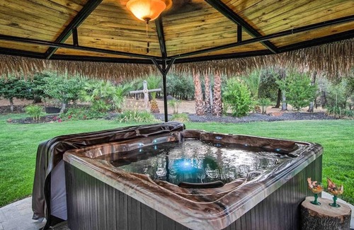 Redding House | Tropical - Your Ultimate Vacation