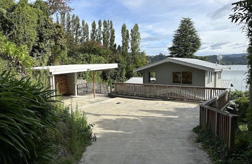 Lake Tarawera House | TROUT WOODS (LARGE TARAWERA HOME LAWN TO LAKE WITH NEW JETTY)