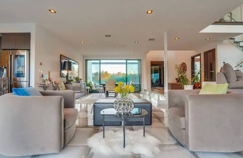 Los Angeles House | Troy Hill - Sleek & Modern Hollywood Hills Home with Stunning Views