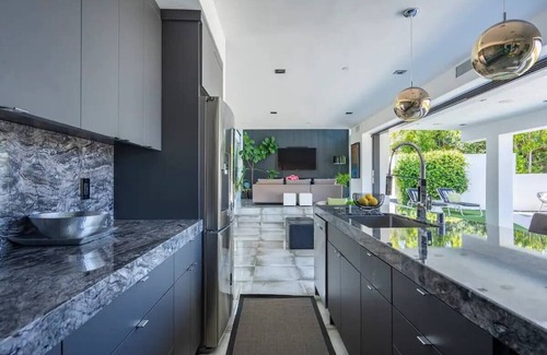 Los Angeles House | Troy Hill - Sleek & Modern Hollywood Hills Home with Stunning Views
