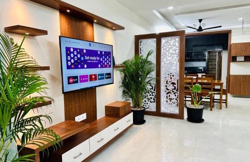 Tirupati Apartment | TrueLife - 3BHK Luxury Suites - PS4 Veg Restaurant, on the way to Balaji Temple - 2500 SFT large Signature Apartments - Modular Kitchen - Super fast WiFi, Smart TV, 250 Jio Channels - Parking - Easy access to all Temples - Top service with lots of Love