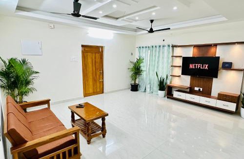 Tirupati Apartment | TrueLife - 3BHK Luxury Suites - PS4 Veg Restaurant, on the way to Balaji Temple - 2500 SFT large Signature Apartments - Modular Kitchen - Super fast WiFi, Smart TV, 250 Jio Channels - Parking - Easy access to all Temples - Top service with lots of Love