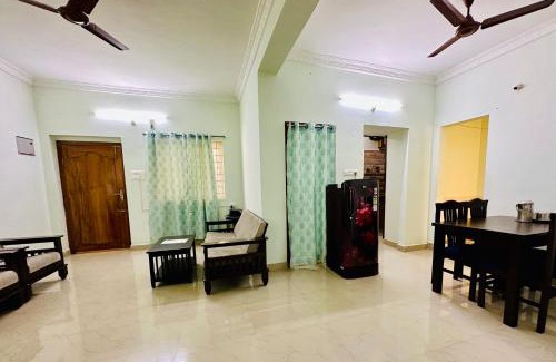 Tirupati Apartment | TrueLife Comfort Inn - Near PS4 veg restaurant - On way to Balaji Temple - 2BHK AC apartments - Coffee Tea Milk - Fast WiFi, Kitchen, Dining, Android TV, Parking - Easy access to Airport, Railway Station and to all Temples - Top service with lots of Love