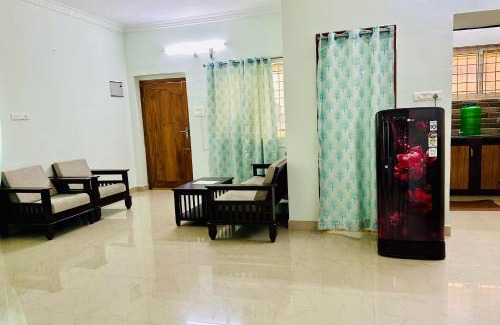 Tirupati Apartment | TrueLife Comfort Inn - Near PS4 veg restaurant - On way to Balaji Temple - 2BHK AC apartments - Coffee Tea Milk - Fast WiFi, Kitchen, Dining, Android TV, Parking - Easy access to Airport, Railway Station and to all Temples - Top service with lots of Love