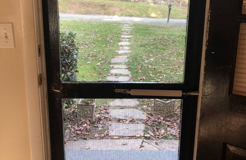 Lynn House | Tryon Love 2 min walk to downtown. Wood fireplace. Monthly rentals only.
