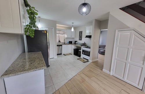 Gulf View House | Beautiful Luxury Townhouse. Next to full service Premier Mall.