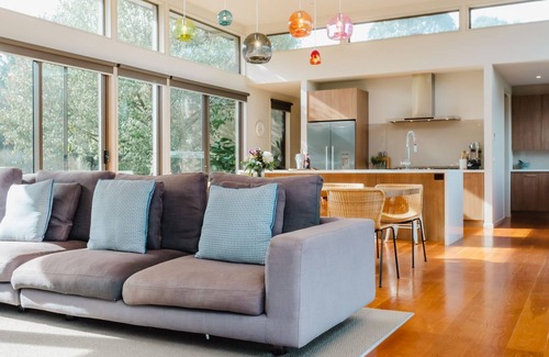 Shoreham House | Tucks Rise Shoreham is nestled amongst the vineyards and olive groves of the enchanting Tucks Road.
