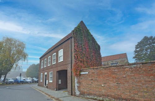 King's Lynn House | Tudor Rose Townhouse. Vibrant, modern and in the heart of King’s Lynn!