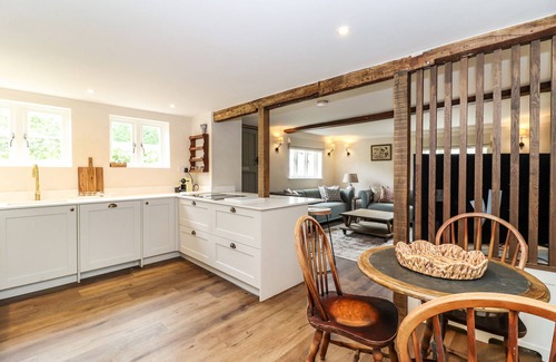 Chipperfield Cottage | TUFFS FARM COTTAGE, pet friendly, with open fire in Chipperfield