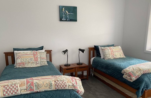 Stonehenge Cottage | Tui Lodge Modern Farmstay with Magic Rural Views (Pet Friendly!)