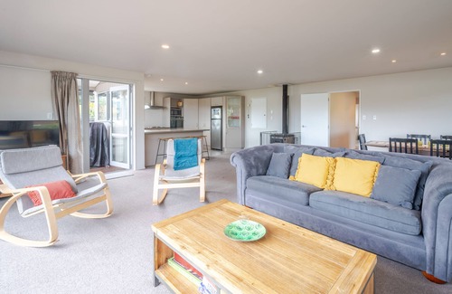 Duvauchelle House | Tui's Retreat - Duvauchelle Holiday Home