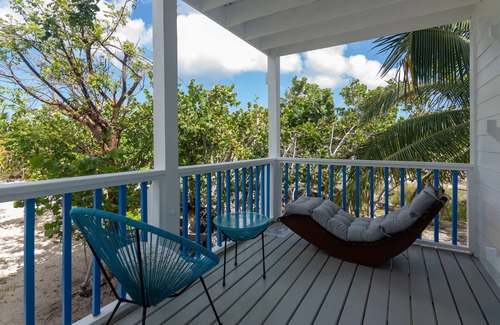Tibbett's Turn Apartment | Tulixx Onyx. Peaceful quiet, waterfront designer updated apartment.
