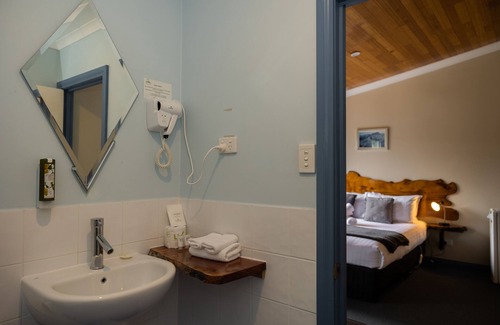 Tullah Hotel | Tullah Lakeside Lodge