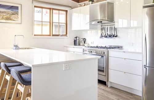 East Jindabyne House | Tulong LakEscape with uninterrupted views of Lake Jindabyne from the balcony