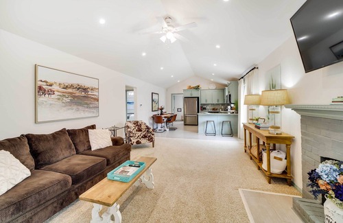 Cherry Street House | Tulsa Vacation Home ~ 3 Mi to Downtown