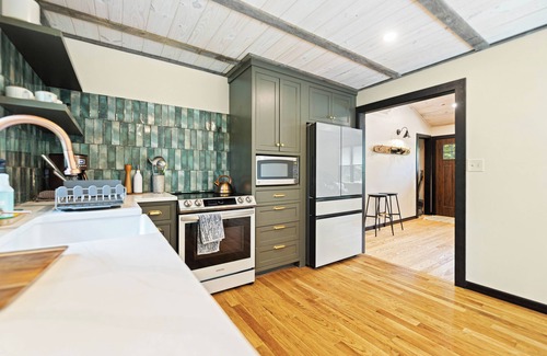 Frenchburg House | Tupelo Honey Home *EV Charger, Hot Tub, Solar Powered!*
