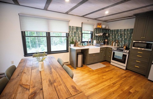 Frenchburg House | Tupelo Honey Home *EV Charger, Hot Tub, Solar Powered!*