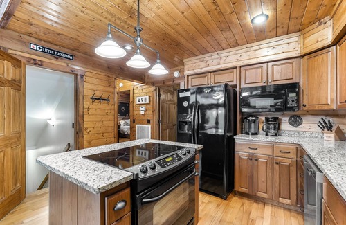 Lancaster Cabin | Turkey Ridge (Dog-Friendly)