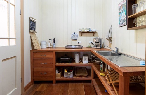 Mount Glorious Apartment | Turkey's Nest - Macadamia Rainforest Suite