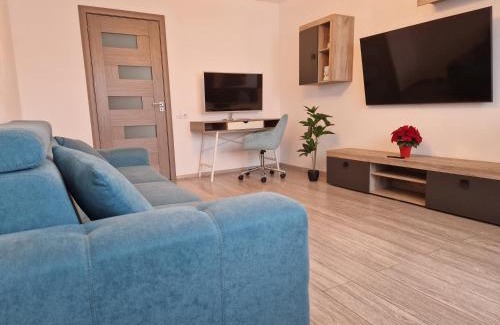 Petrosani Apartment | Turquoise apartment