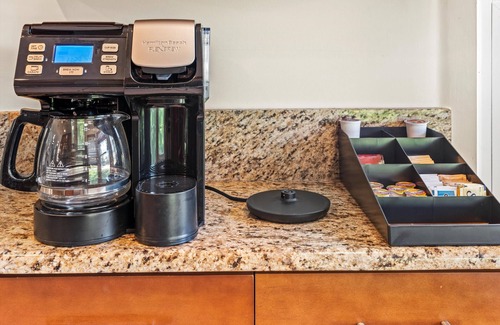 Isle of Palms House | Turquoise Oasis I Family & Dog Friendly I Saltwater Pool I Firepits