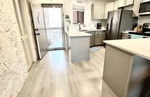 Fort Pierce Condo | Turtle Tropical Retreat 🐢☀️🌴 Lovely 2b 2b with ocean peek and loft! STR 22-33557