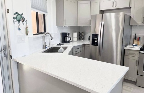 Fort Pierce Condo | Turtle Tropical Retreat 🐢☀️🌴 Lovely 2b 2b with ocean peek and loft! STR 22-33557