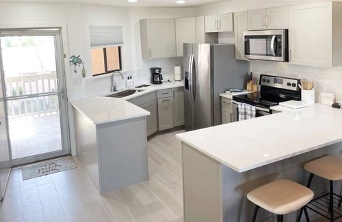 Fort Pierce Condo | Turtle Tropical Retreat 🐢☀️🌴 Lovely 2b 2b with ocean peek and loft! STR 22-33557