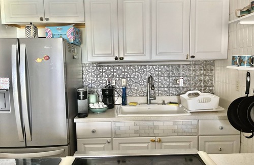 Punaluu Condo | Turtles, Swim Beachfront Ocean view, New bigger AC. Wash-dryer in unit, parking