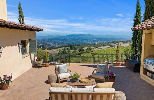 Murrieta Villa | Tuscan Villa w/Vineyard Views!