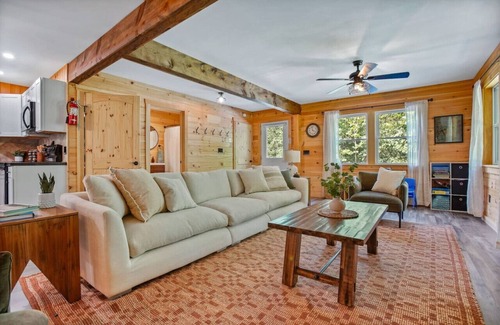 Orbisonia Cabin | Tuscarora Mountain Retreat | Hot Tub, Hiking, Family Cabin