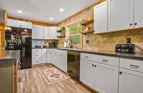 Orbisonia Cabin | Tuscarora Mountain Retreat | Hot Tub, Hiking, Family Cabin