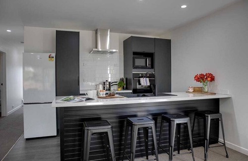 Lynmore House | Twin Camellias | Modern Lynmore Getaway