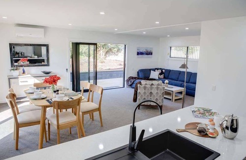 Lynmore House | Twin Camellias | Modern Lynmore Getaway