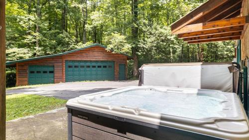 Brevard House | Twin Creeks Lodge by AvantStay 33 Acre Retreat