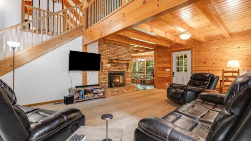 Brevard House | Twin Creeks Lodge by AvantStay 33 Acre Retreat