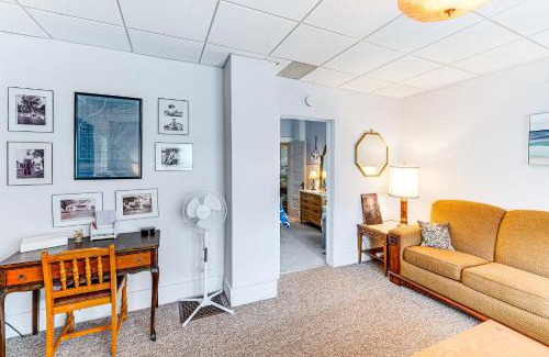 Twin Lakes House | Twin Lakes Cottage Walk to Elizabeth Lake!