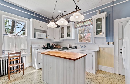 Waynesville Other | Twin Maples Farmhouse-Walk to Dining, Shops & Pubs