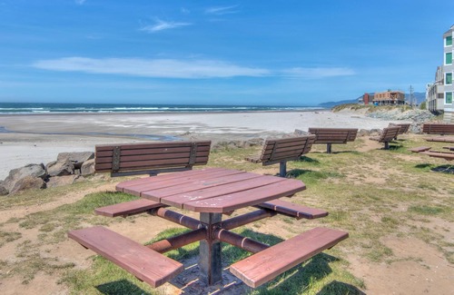 Rockaway Beach House | Twin Rocks Hideaway