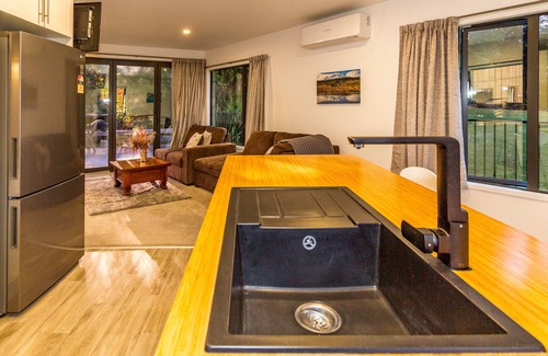 Ohakune House | Twin spa bath on Tiffany place