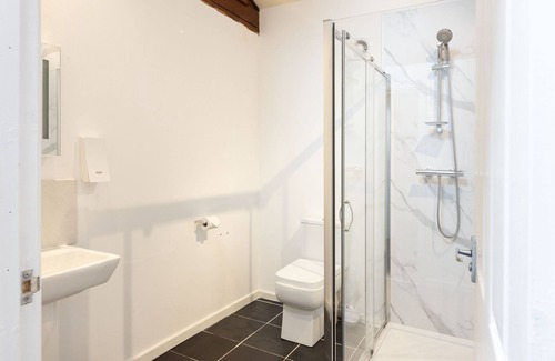Gloucester House | Twin Superior Room with ensuite shower