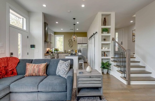 Edgehill House | Two adjacent Luxury Homes w/Skyline Views!/16 Beds/5 min walk to Gulch