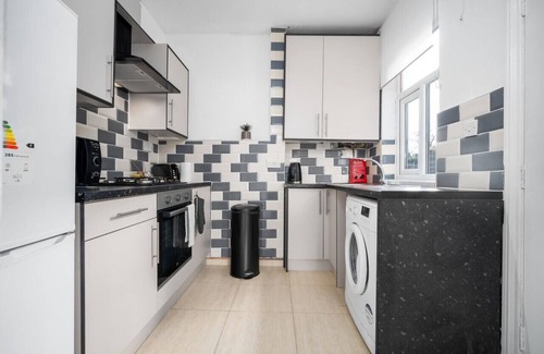 Harborne House | Two Bed House - Courtyard - Parking - Harborne